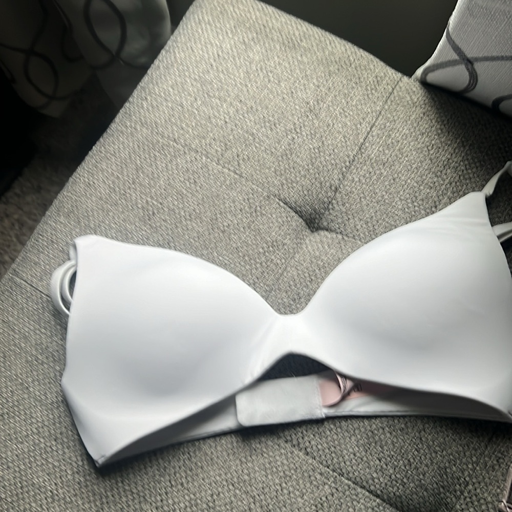 2 brand new Victoria’s Secret bras - Picture 3 of 12